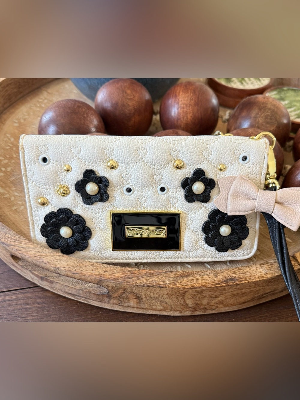 New Betsey Johnson Women’s Ivory & Black Zip Wallet Quilted Floral Appliques 3D